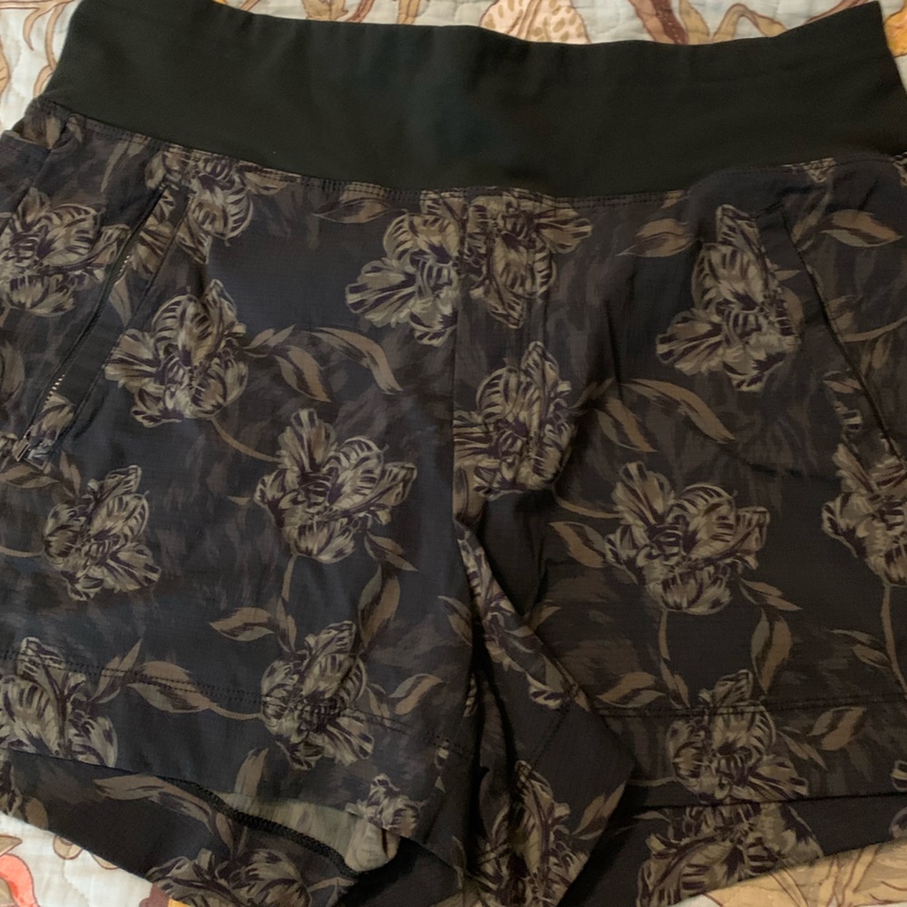Athleta Trekkie North Shorts Size 10 EUC